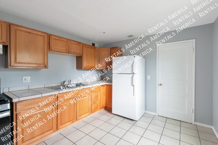 Building Photo - 442 E Linden St
