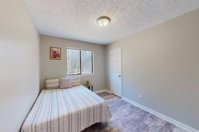 Building Photo - THE LINCOLNDALE | Spacious & comfortable Ellenwood house featuring a dining area designed for con...