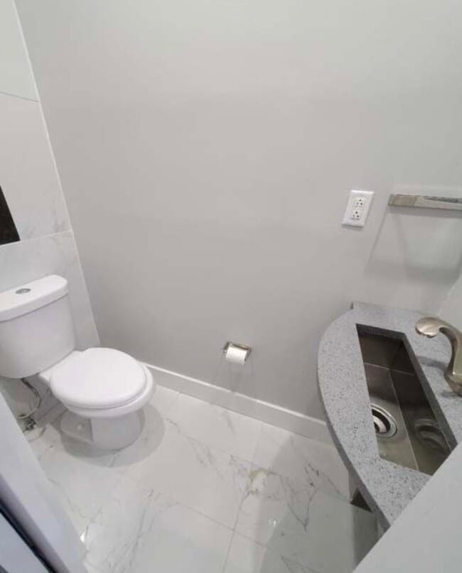 Building Photo - 5425 Catharine St