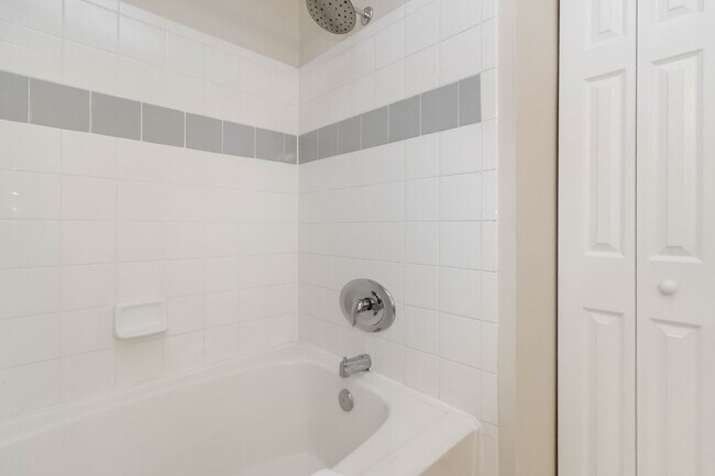 Building Photo - Spacious 2/2 condo with beautiful water vi...