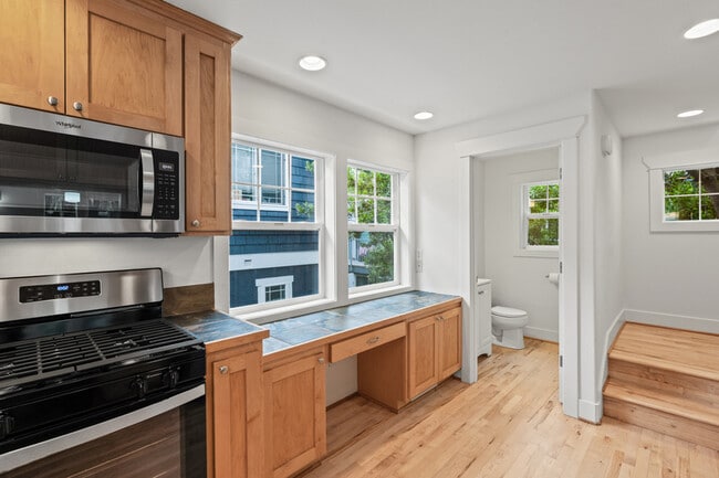 Building Photo - 910 N 74th St