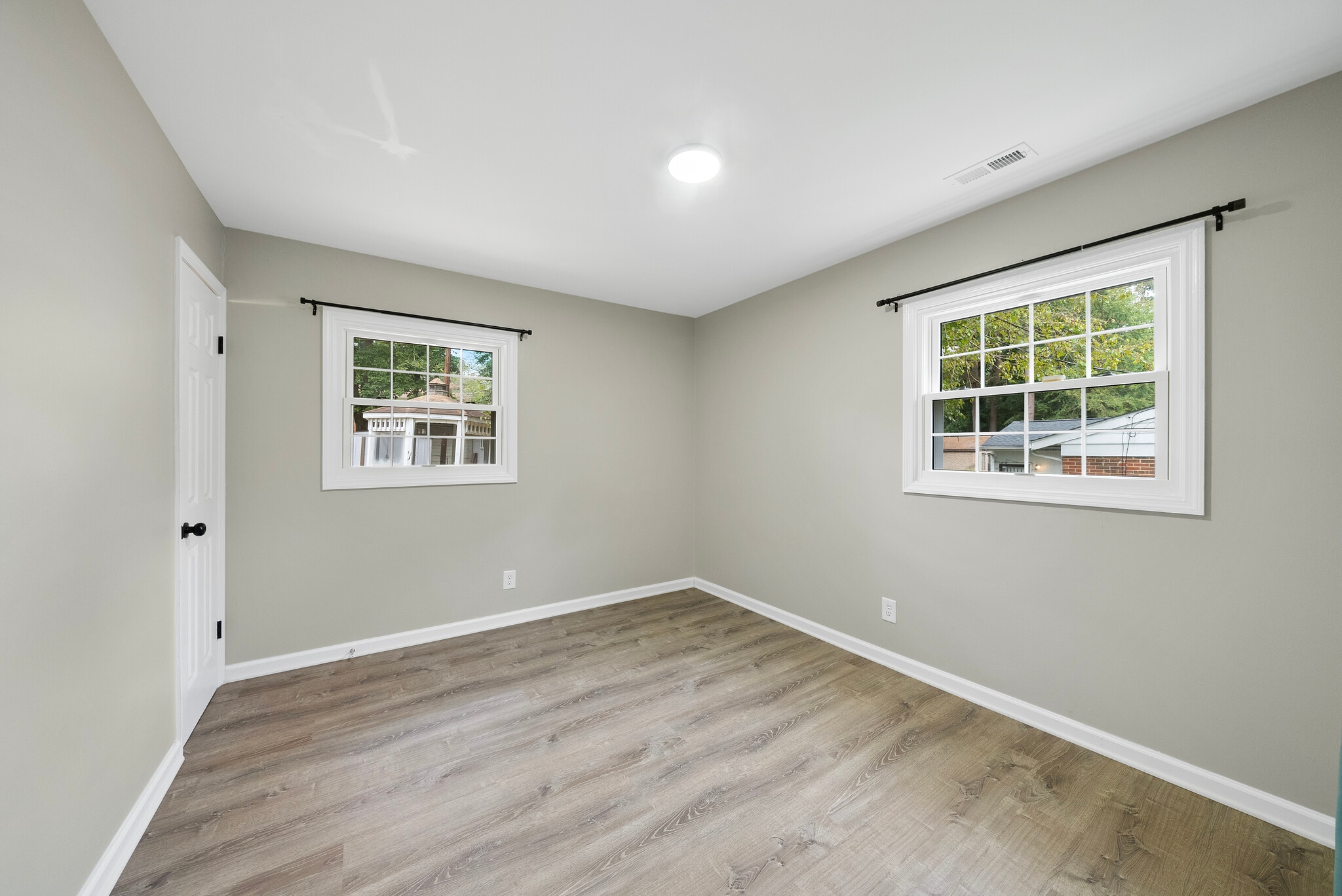 Primary bedroom - 2910 Driftwood Dr