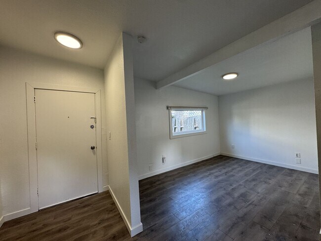 Building Photo - 820 S Donovan St
