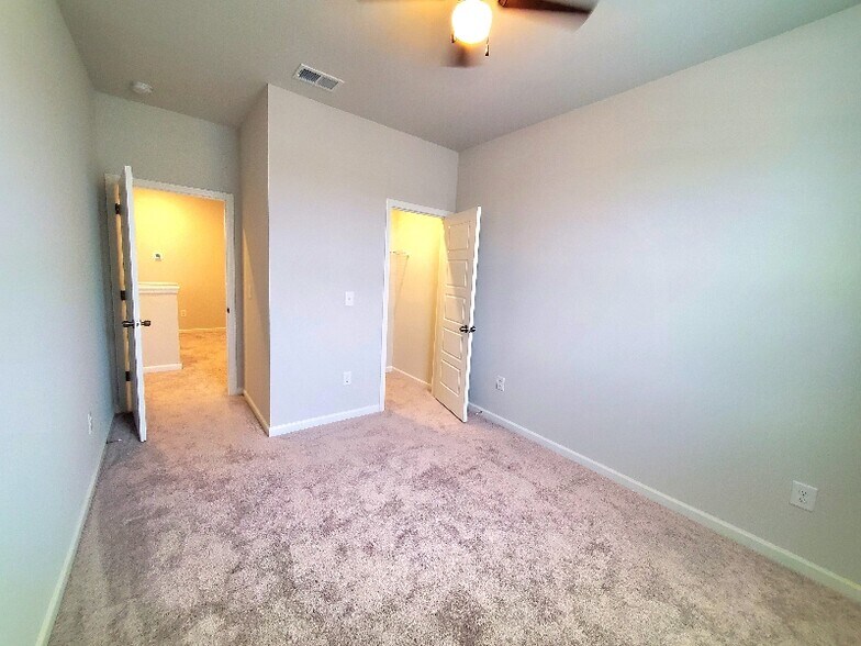 Building Photo - 400 Southern Wren Wy
