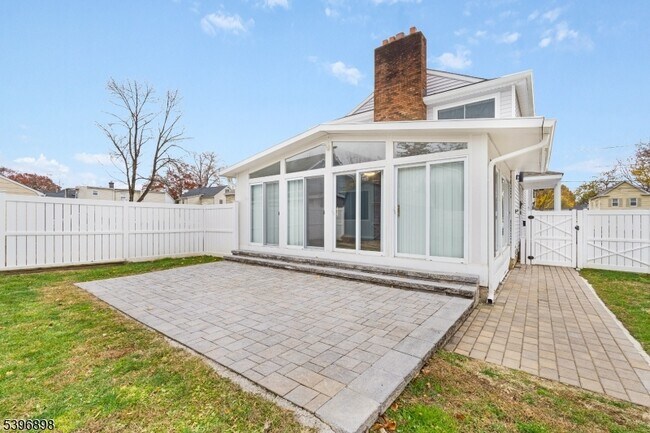 Building Photo - 17 Lathrop Ave