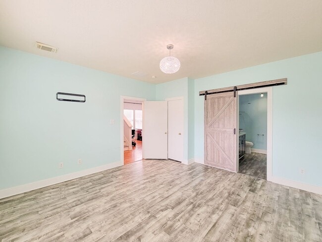 Building Photo - Welcome to this beautifully maintained home offering flexible living with 4/5 spacious bedrooms a...