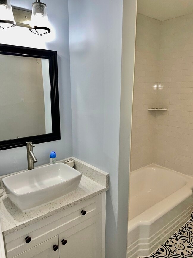 Building Photo - Bright and Modern 3 Beds 2.5 Baths Townhom...