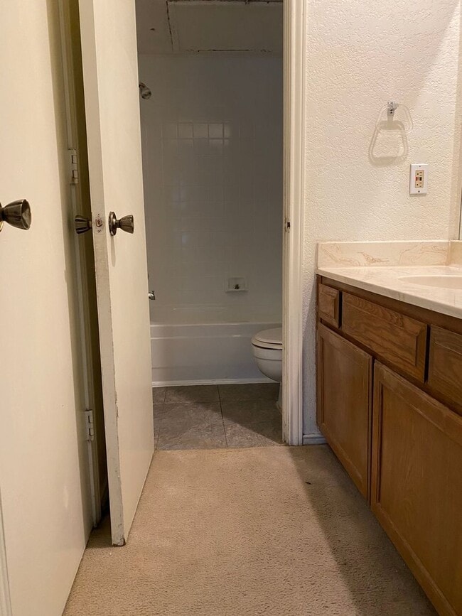 Building Photo - Half Duplex ready for immediate move-in!