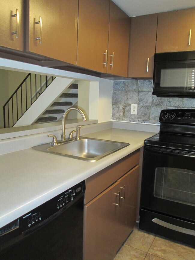 Building Photo - 1250 S Monaco Pky