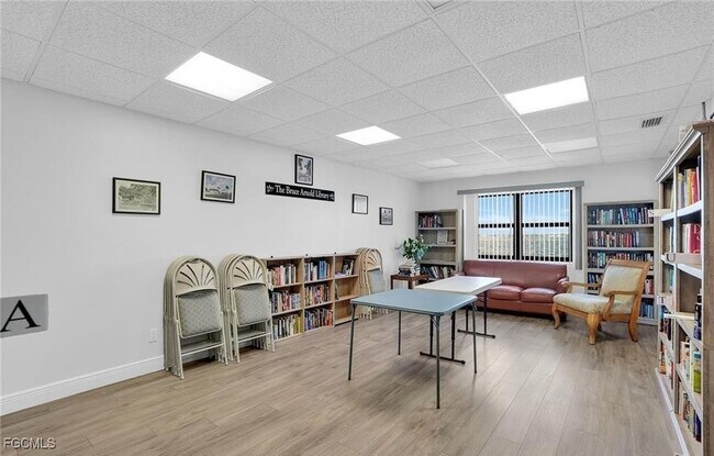 Building Photo - 1925 Clifford St