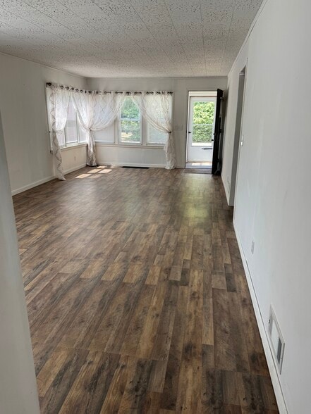Building Photo - 4674 Lakeborn Dr