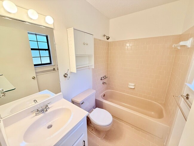 Building Photo - ??Spacious 3-Bedroom Home - Large Lot