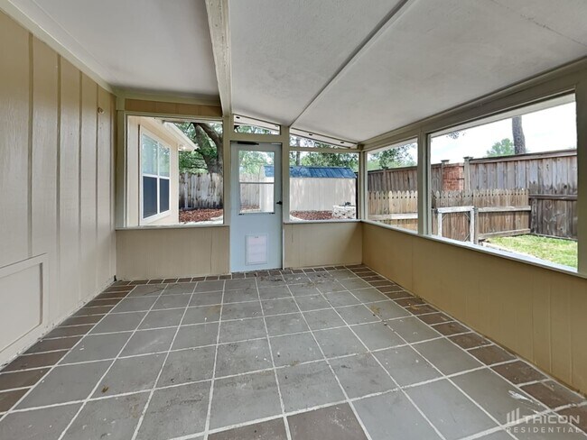 Building Photo - 8911 Country Bend Cir N