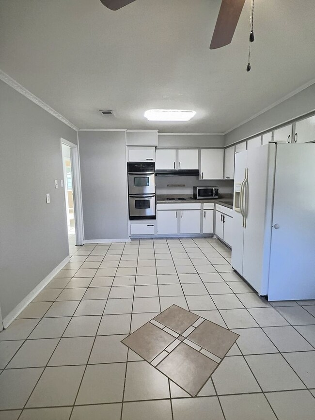 Building Photo - 3 Bedroom 1.5 Bathroom home in Ocean Springs School District