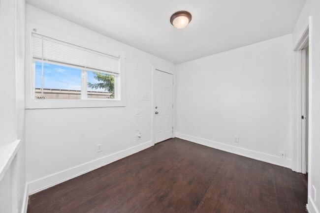 Building Photo - 1 Bedroom 1 Bath duplex in Roseville!