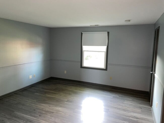 Building Photo - New Listing! 3 Bedroom 2 Bath