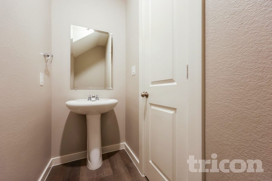 Building Photo - 836 Thorn Hill Dr