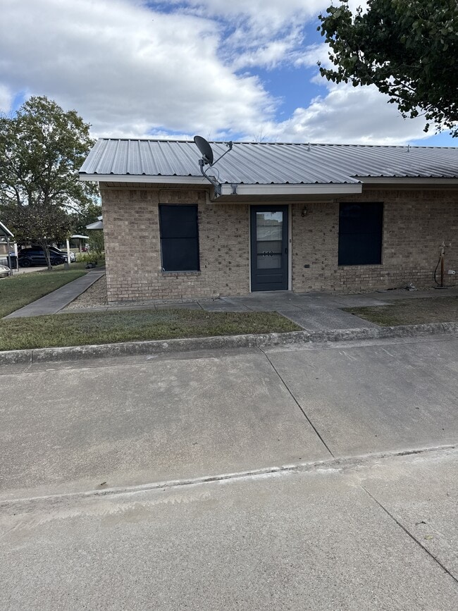 Primary Photo - 110 N Crockett St