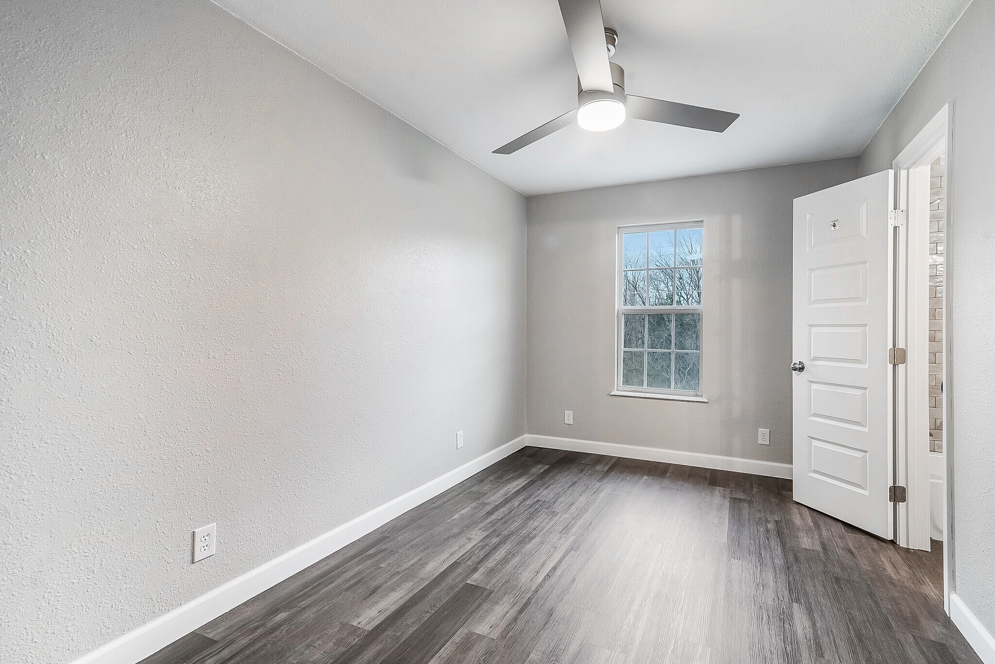 Building Photo - 813 S Valentine Dr
