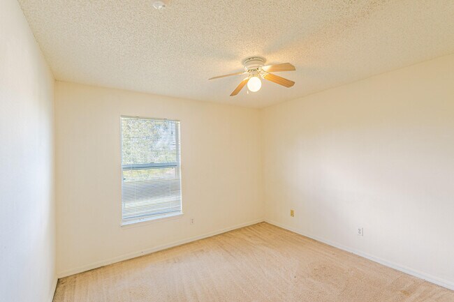 Building Photo - 167 SW Grove Ave