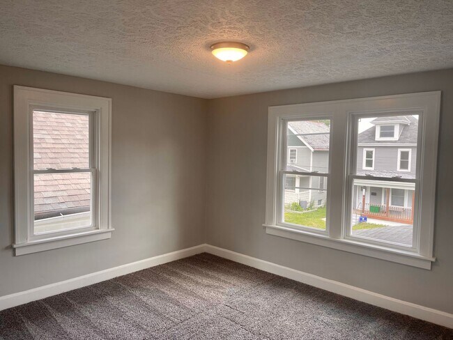 Building Photo - 665-667 Siebert St