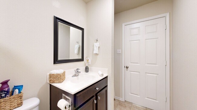 Building Photo - Stunning 4 bedroom home in pristine condition!!!