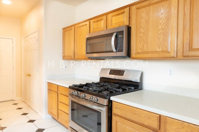 Building Photo - Charming 4 Bed, 2.5 Bath Home in Manteca, ...