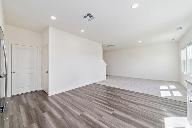 Building Photo - 8634 Vacek Xing Wy