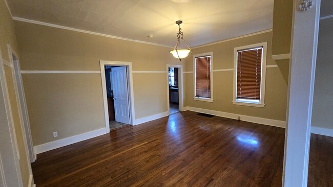 Building Photo - PET FRIENDLY 3 BEDROOM, 2 BATHROOM, DOWNTO...