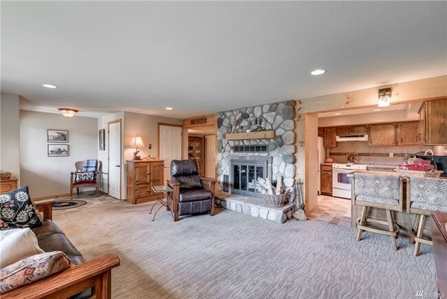 Building Photo - Amazing Views & Amazing 4 Bedroom/3 Bath H...