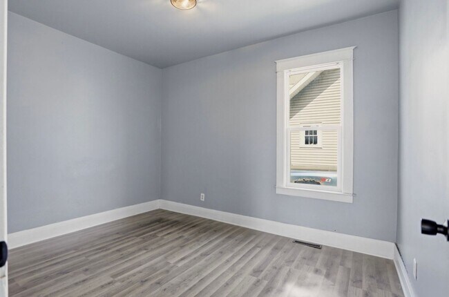 Building Photo - Spacious 4 Bed / 1 Bath Home in Carrollton Township!