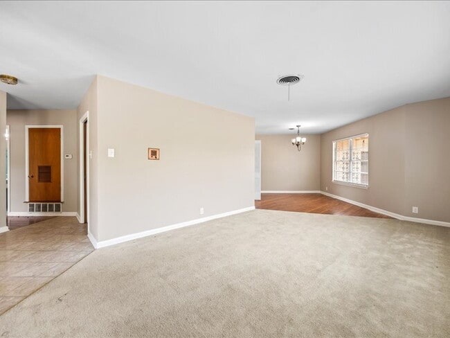 Building Photo - Charming 3-Bedroom Home with Spacious Livi...