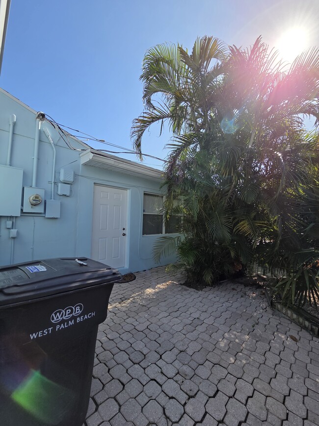 Building Photo - 1008 Macy St