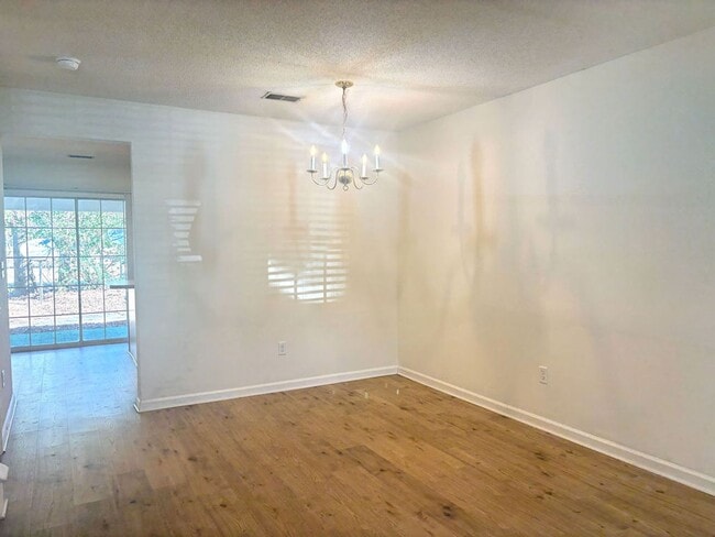 Building Photo - Available now. Great 2 BR/2.5 BA Townhome in Oak Bluff!