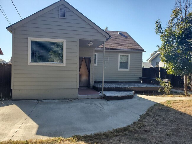 Building Photo - Spacious 3 BR/2 BR Family Home