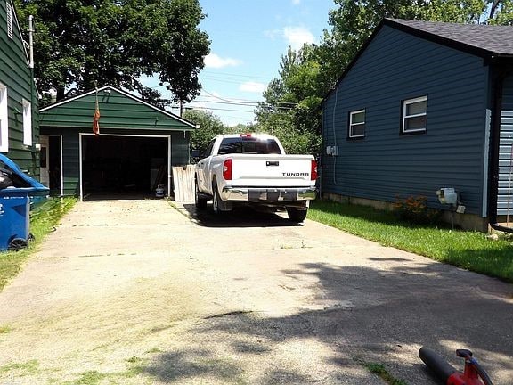 Building Photo - 335 North Dr