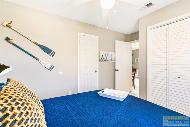 Building Photo - 113 W Sunny Isle Dr