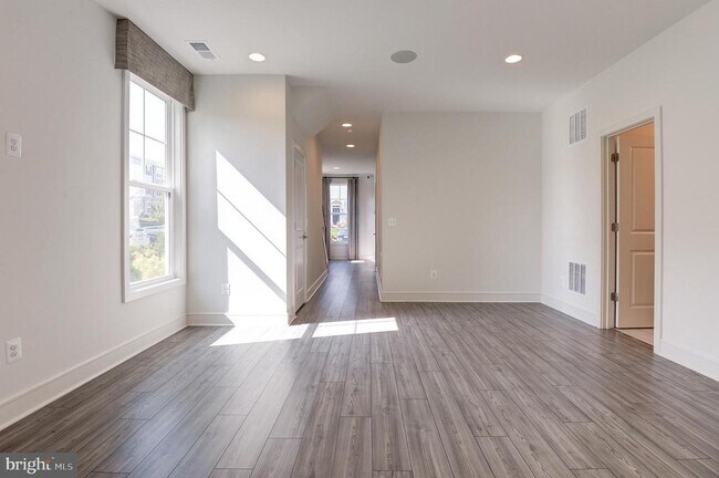 Building Photo - 135 Wake Robin Ct
