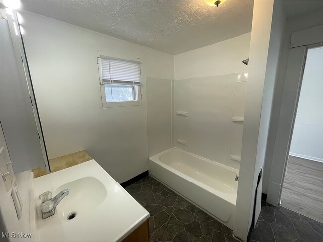 Building Photo - 944 Baughman St