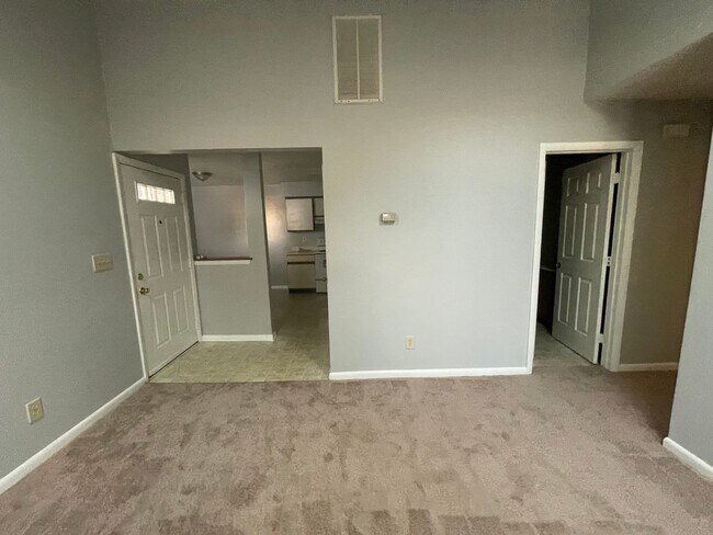 Building Photo - UPPER LEVEL SINGLE STORY CONDO IN HOLLAND ...