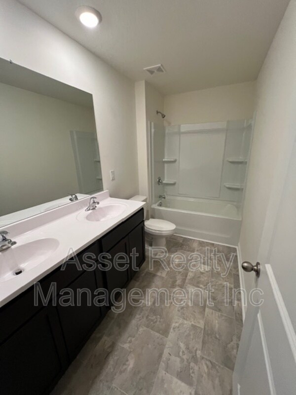 Building Photo - 305 Aspen Dr