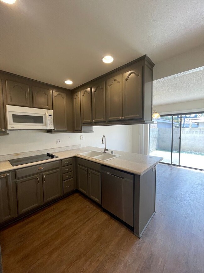 Building Photo - Lovely 2 bed, 2 bath Duplex Home in Orange