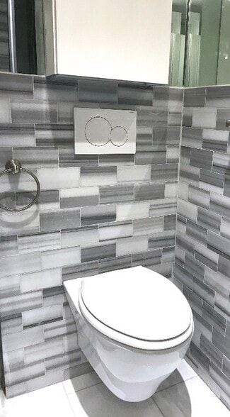 Building Photo - 246 Mott St