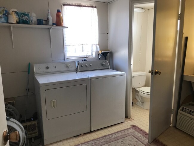 Building Photo - WINTER VACATION RENTAL - 4 Bedroom/1.5 Bath