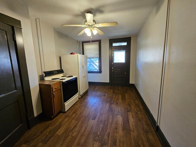 Building Photo - Spacious 3 bedroom 1 bathroom Apartment for rent!