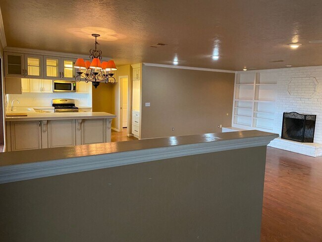 Building Photo - Country living and space!