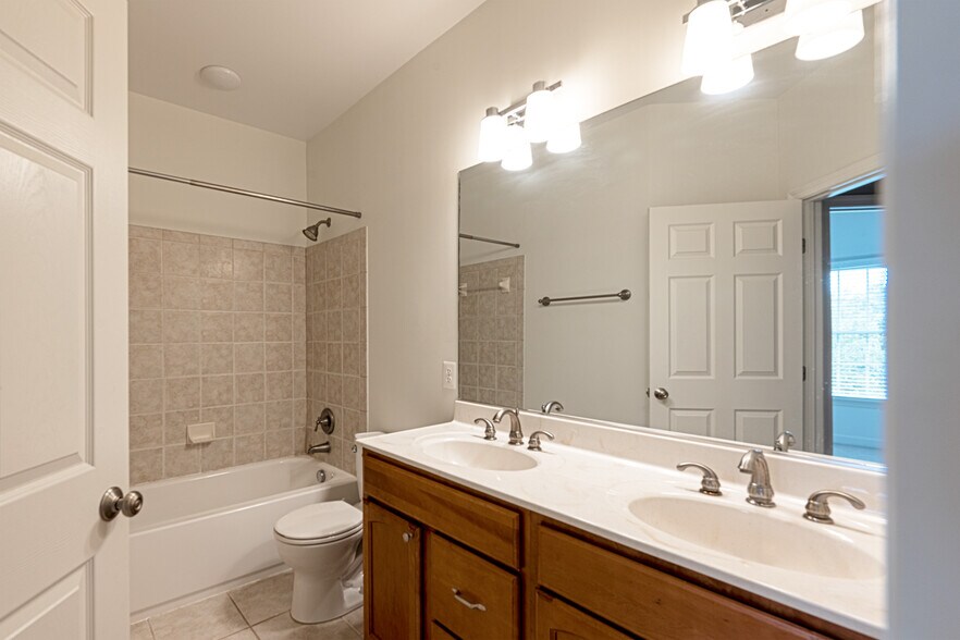 Building Photo - 43148 Katama Sq