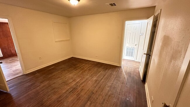 Building Photo - Cute 4 Bedroom Home!