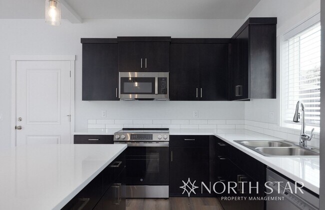 Building Photo - New, Bright & Spacious 3 bed/2.5 bath w/ Garage