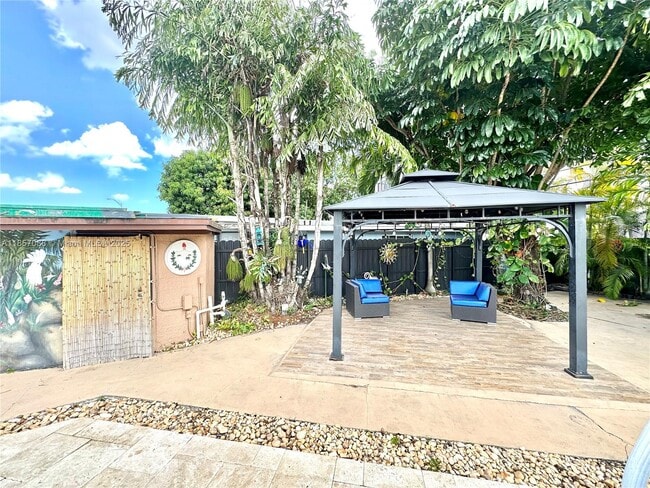 Building Photo - 660 W 70 Pl
